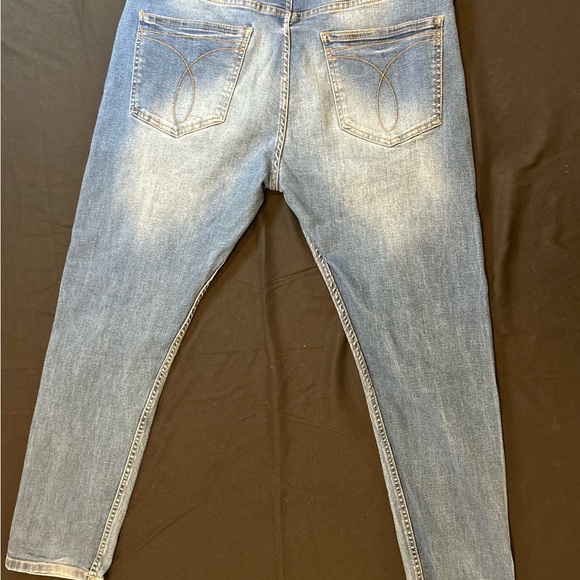 Calvin Klein Jeans Slim Fit in Faded Blue - Picture 6 of 9